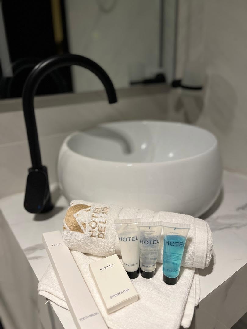 Kit d'accueil : serviette brodée Hôtel de l'Air, gel douche, shampoing, lait corporel